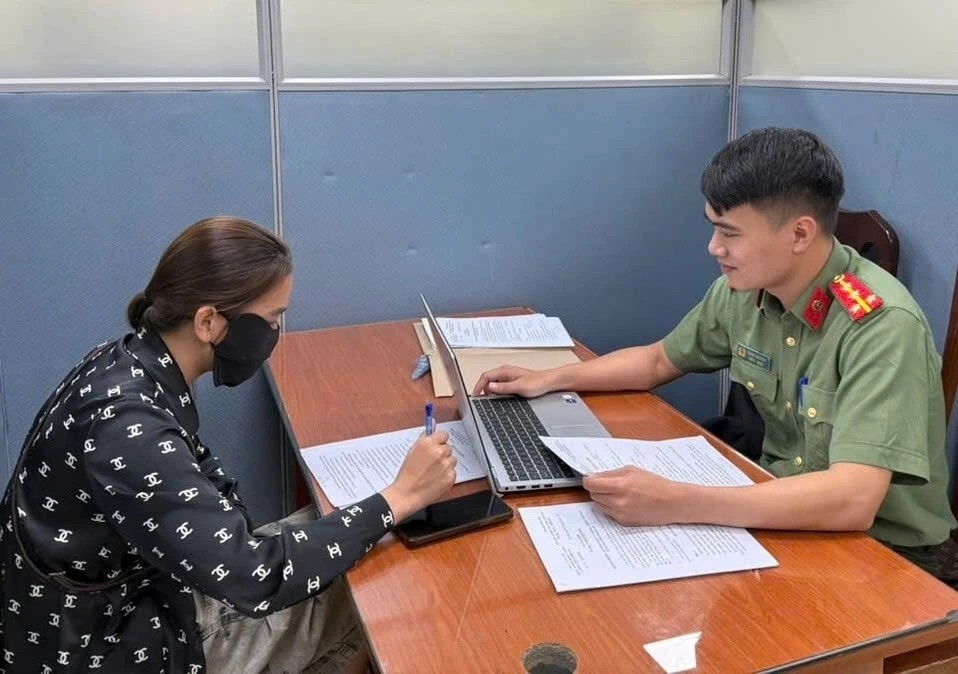 Phòng An ninh mạng và phòng, chống tội phạm sử dụng công nghệ cao làm việc với người vi phạm.