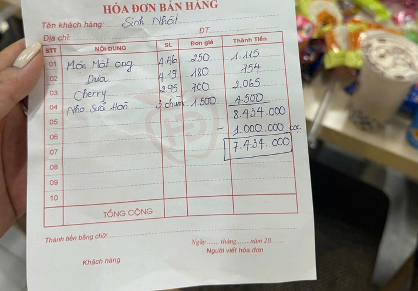 Hóa đơn mua trái cây của chị V.D. (Ảnh: NVCC)
