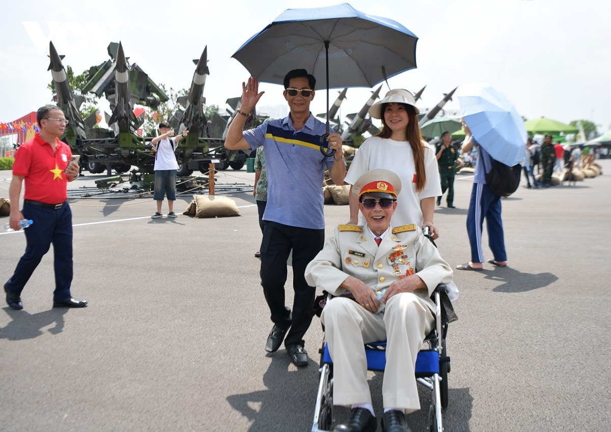chiem nguong dan khi tai quan su khung tai trien lam thanh tuu dat nuoc hinh anh 9