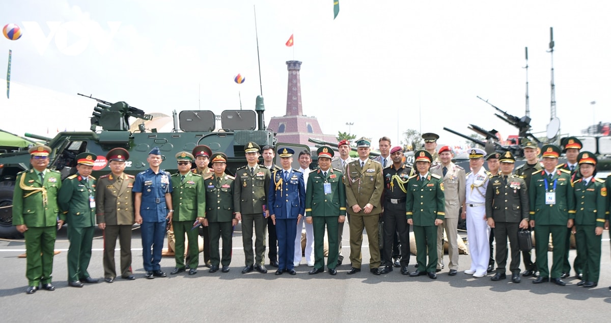 chiem nguong dan khi tai quan su khung tai trien lam thanh tuu dat nuoc hinh anh 8