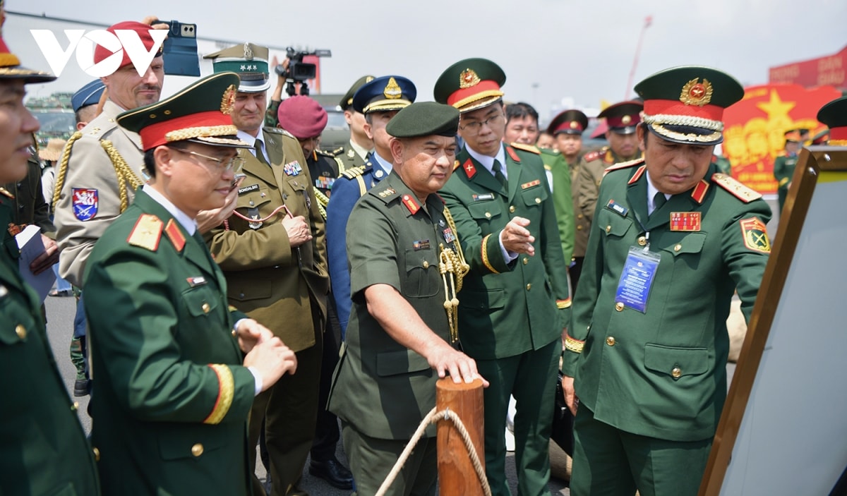chiem nguong dan khi tai quan su khung tai trien lam thanh tuu dat nuoc hinh anh 6