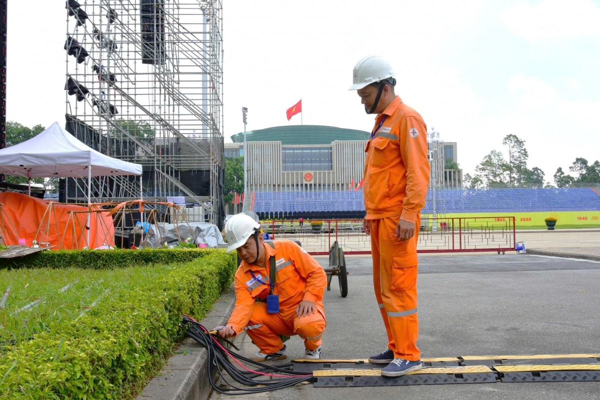 quyết tâm đảm bảo dòng điện để thủ đô luôn rực sáng dịp Đại lễ quốc khánh 2 9 hình ảnh 2 quyet tam dam bao dong dien de thu do luon ruc sang dip Dai le quoc khanh 2 9 hinh anh 2