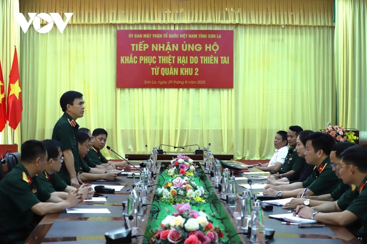 băng rừng, vượt núi, tiếp cận vùng lũ cứu trợ người dân thanh hóa hình ảnh 5 bang rung, vuot nui, tiep can vung lu cuu tro nguoi dan thanh hoa hinh anh 5
