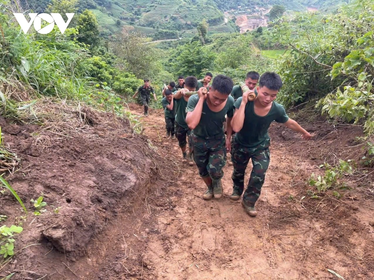 băng rừng, vượt núi, tiếp cận vùng lũ cứu trợ người dân thanh hóa hình ảnh 4 bang rung, vuot nui, tiep can vung lu cuu tro nguoi dan thanh hoa hinh anh 4