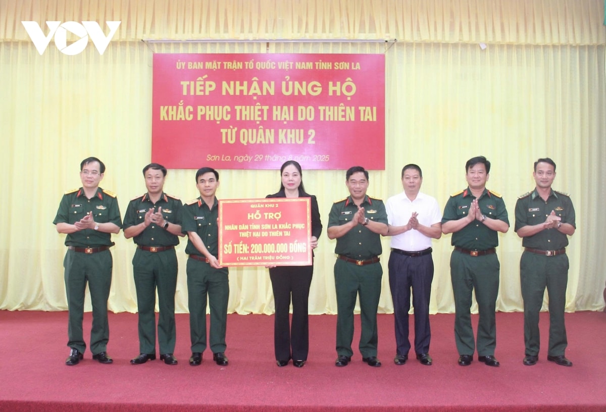 băng rừng, vượt núi, tiếp cận vùng lũ cứu trợ người dân thanh hóa hình ảnh 6 bang rung, vuot nui, tiep can vung lu cuu tro nguoi dan thanh hoa hinh anh 6