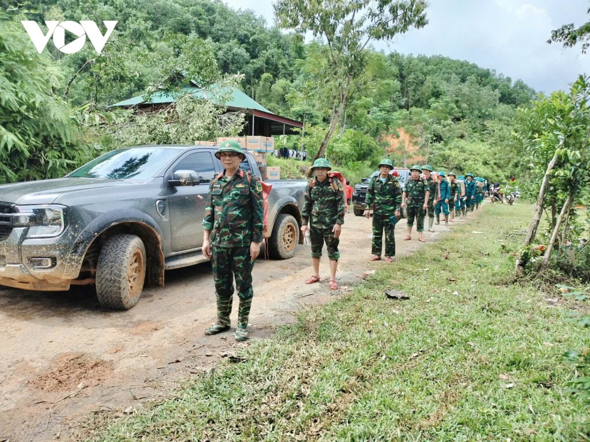 băng rừng, vượt núi, tiếp cận vùng lũ cứu trợ người dân thanh hóa hình ảnh 2 bang rung, vuot nui, tiep can vung lu cuu tro nguoi dan thanh hoa hinh anh 2