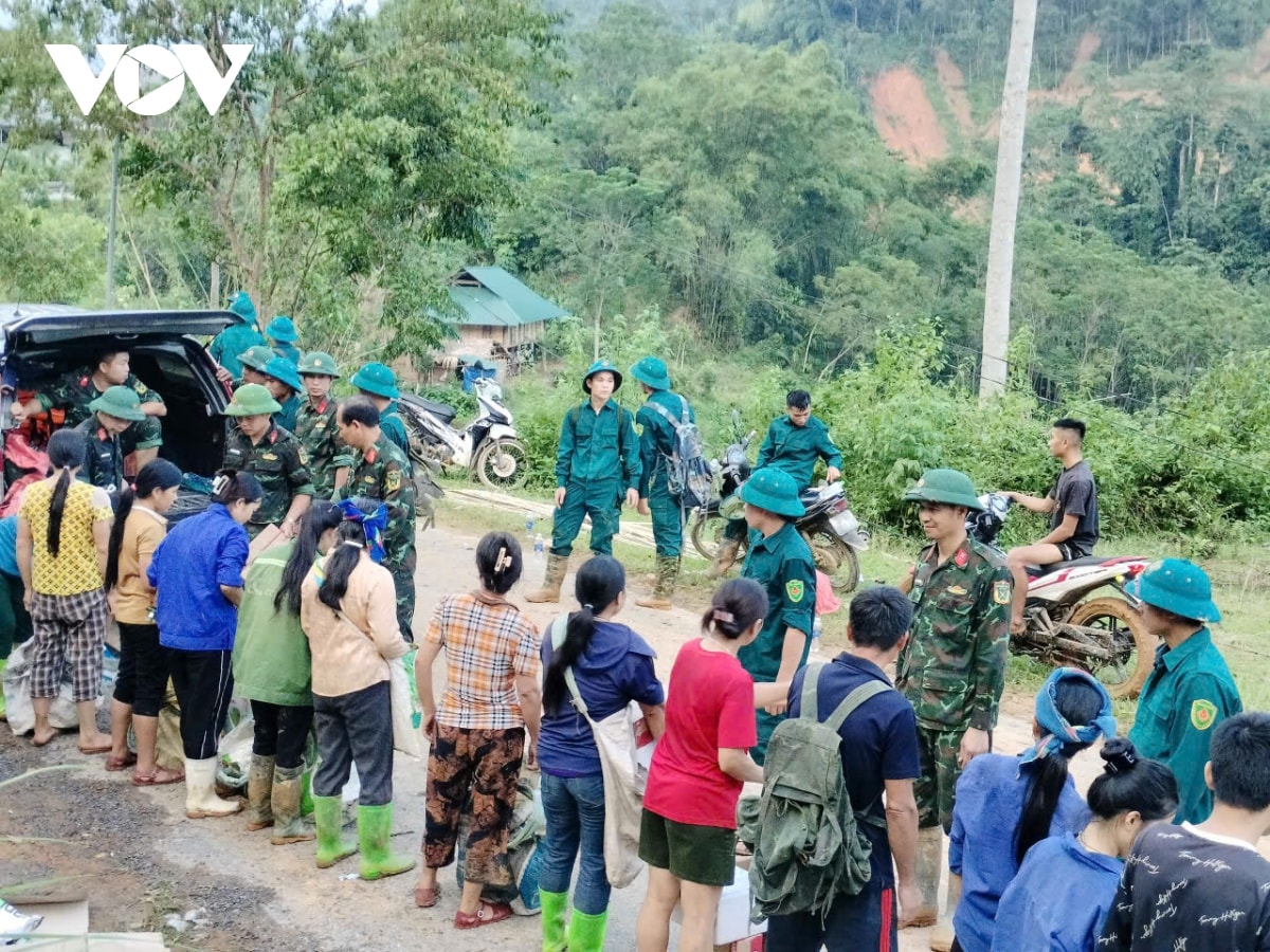 băng rừng, vượt núi, tiếp cận vùng lũ cứu trợ người dân thanh hóa hình ảnh 3 bang rung, vuot nui, tiep can vung lu cuu tro nguoi dan thanh hoa hinh anh 3