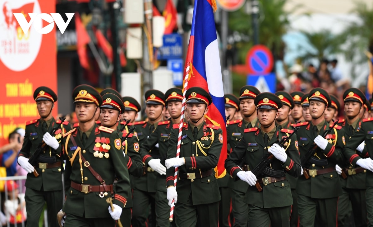 nguoi dan nong nhiet don chao 4 doan dieu binh trung quoc, nga, lao, campuchia hinh anh 9