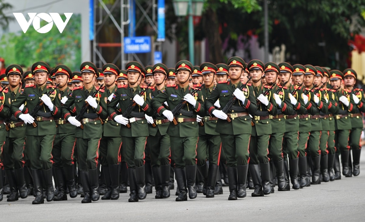 nguoi dan nong nhiet don chao 4 doan dieu binh trung quoc, nga, lao, campuchia hinh anh 10