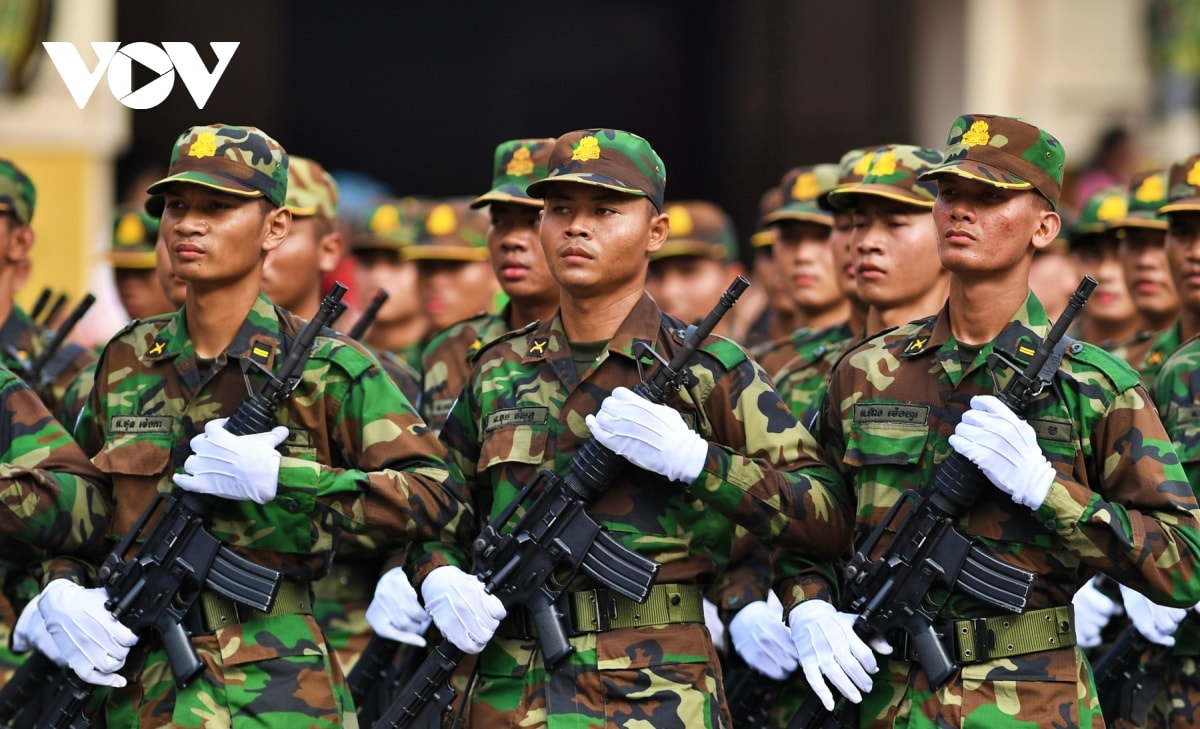 nguoi dan nong nhiet don chao 4 doan dieu binh trung quoc, nga, lao, campuchia hinh anh 13