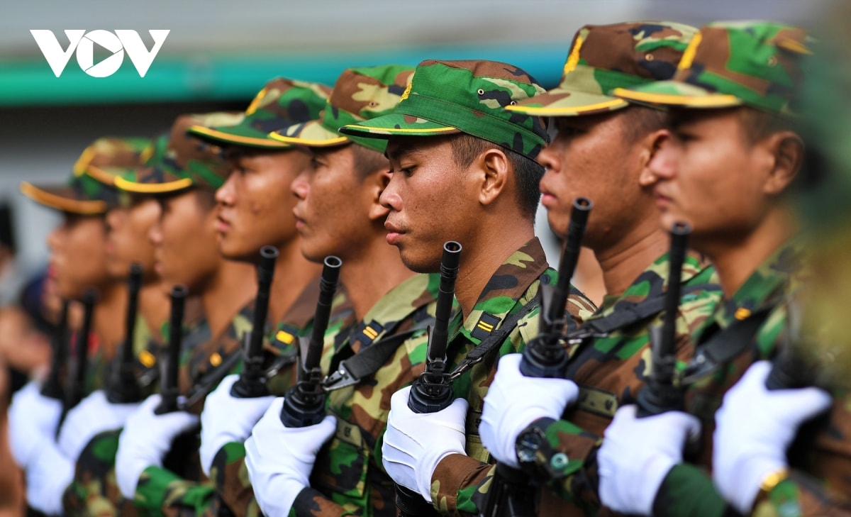 nguoi dan nong nhiet don chao 4 doan dieu binh trung quoc, nga, lao, campuchia hinh anh 14