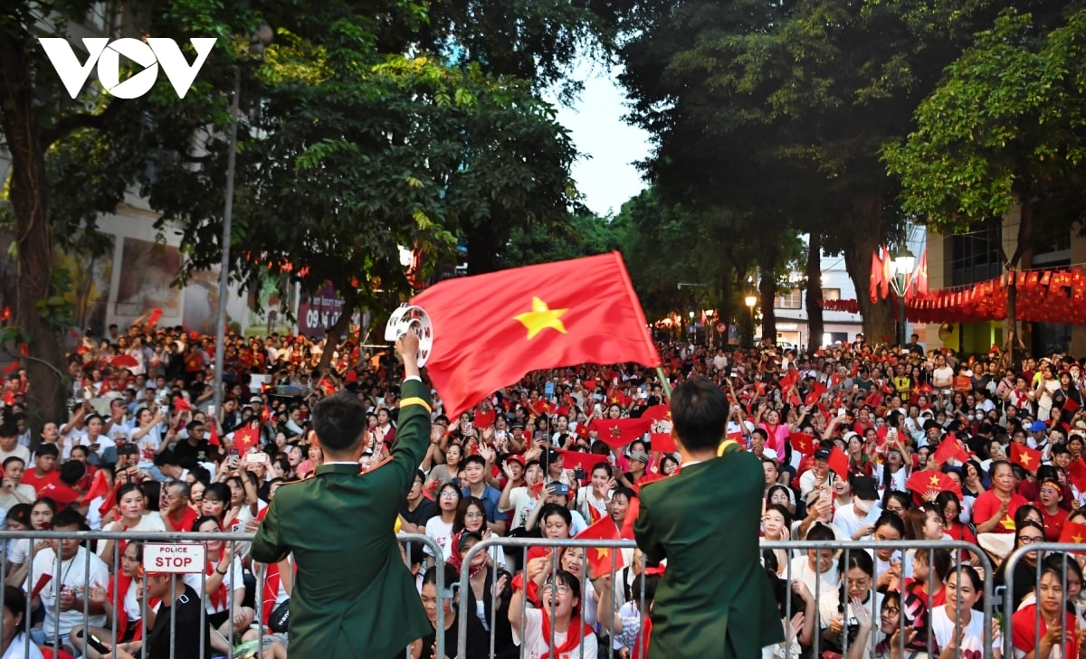nguoi dan nong nhiet don chao 4 doan dieu binh trung quoc, nga, lao, campuchia hinh anh 1