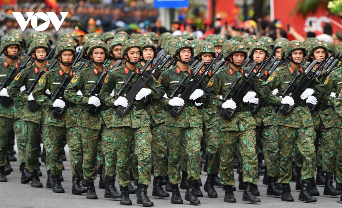 nguoi dan nong nhiet don chao 4 doan dieu binh trung quoc, nga, lao, campuchia hinh anh 24