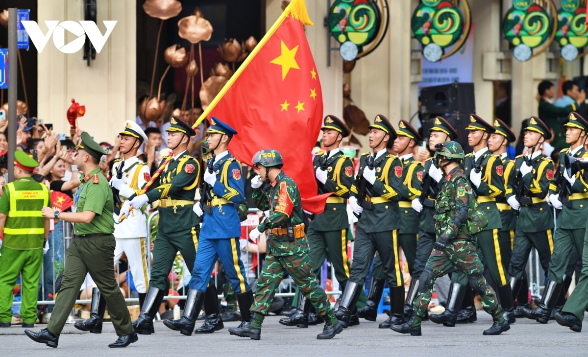 nguoi dan nong nhiet don chao 4 doan dieu binh trung quoc, nga, lao, campuchia hinh anh 2