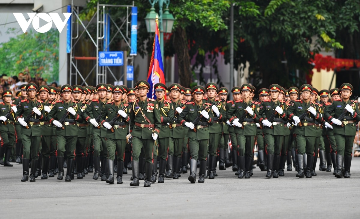nguoi dan nong nhiet don chao 4 doan dieu binh trung quoc, nga, lao, campuchia hinh anh 8