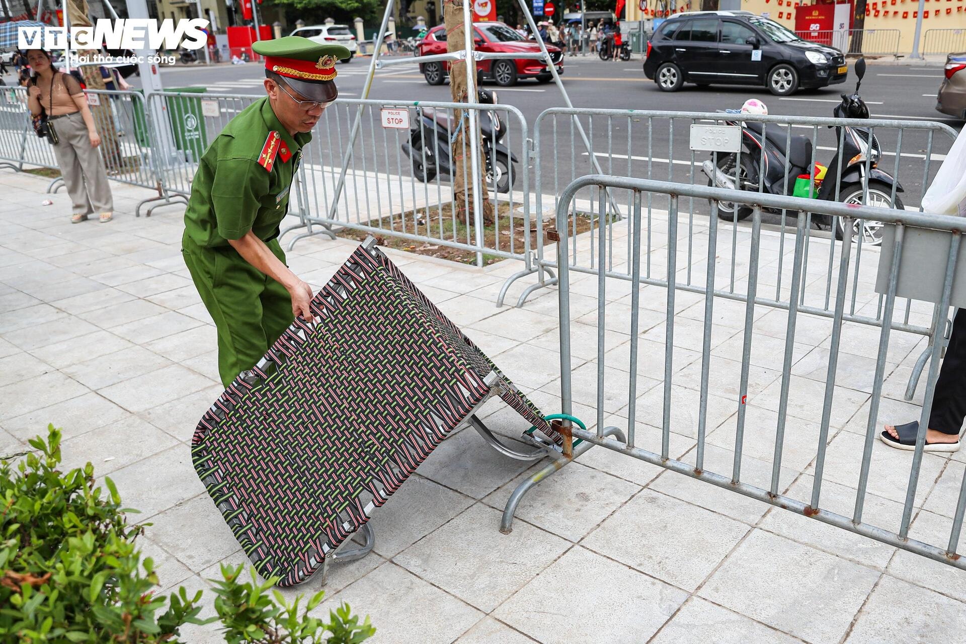 Người dân mang lều bạt, ngủ hai đêm ngoài đường để xem diễu binh 2/9 - 16