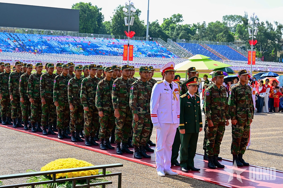 Đoàn Quân đội Hoàng gia Campuchia vào Lăng viếng Chủ tịch Hồ Chí Minh. (Ảnh: Báo Quân đội Nhân dân)