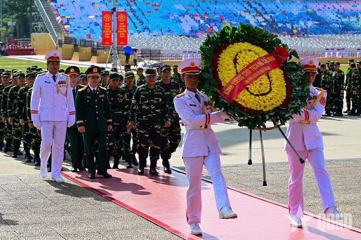 Đoàn Quân đội Nhân dân Lào vào Lăng viếng Chủ tịch Hồ Chí Minh. (Ảnh: Báo Quân đội Nhân dân)