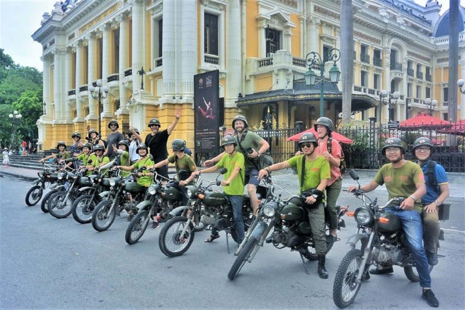 Khám phá Hà Nội bằng xe cổ. (Ảnh: motogo.vn).
