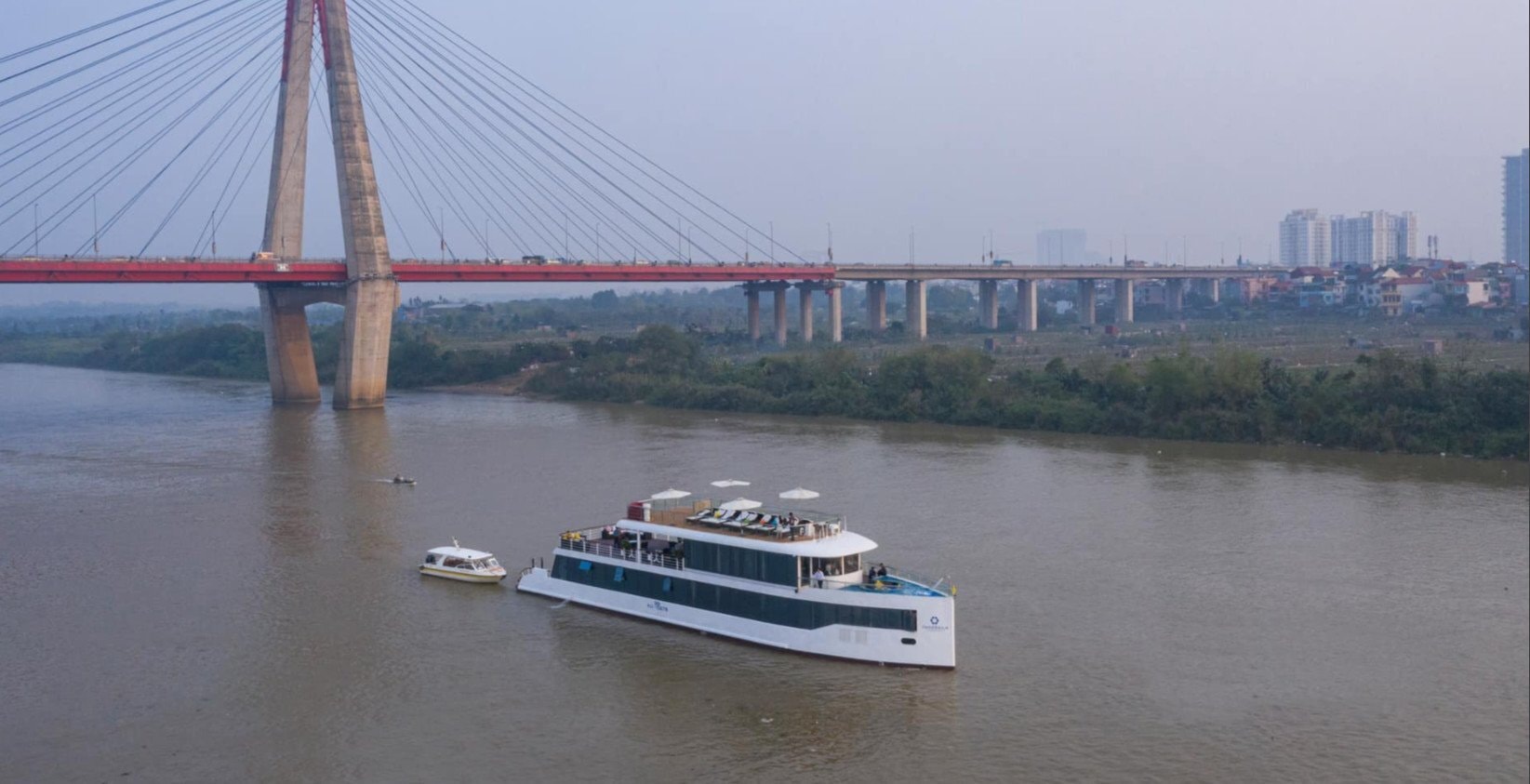 Tour du thuyền trên sông Hồng dành cho du khách muốn khám phá Hà Nội theo cách độc lạ. (Ảnh minh hoạ).