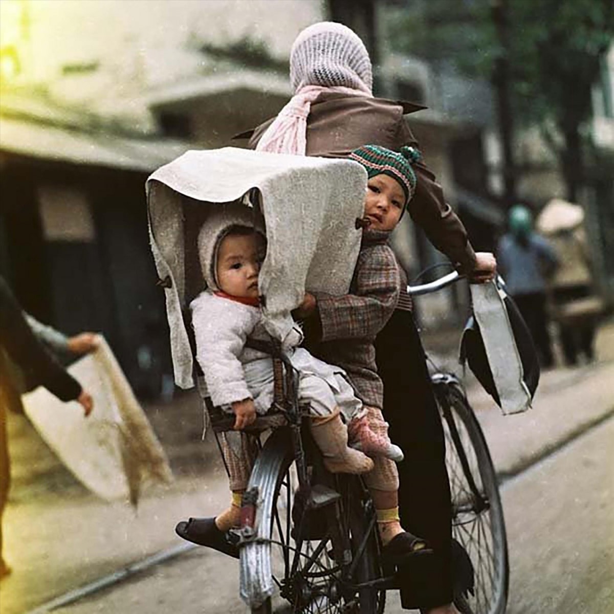 ngắm hà nội trong ký ức đạn bom qua ống kính thomas billhardt hình ảnh 5 ngam ha noi trong ky uc dan bom qua ong kinh thomas billhardt hinh anh 5