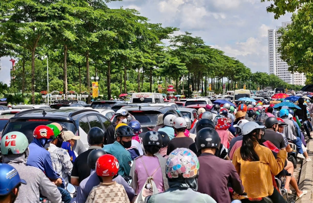 Ùn tắc kéo dài đường vào trung tâm hội chợ triển lãm quốc gia ở Đông anh hình ảnh 12 Un tac keo dai duong vao trung tam hoi cho trien lam quoc gia o Dong anh hinh anh 12
