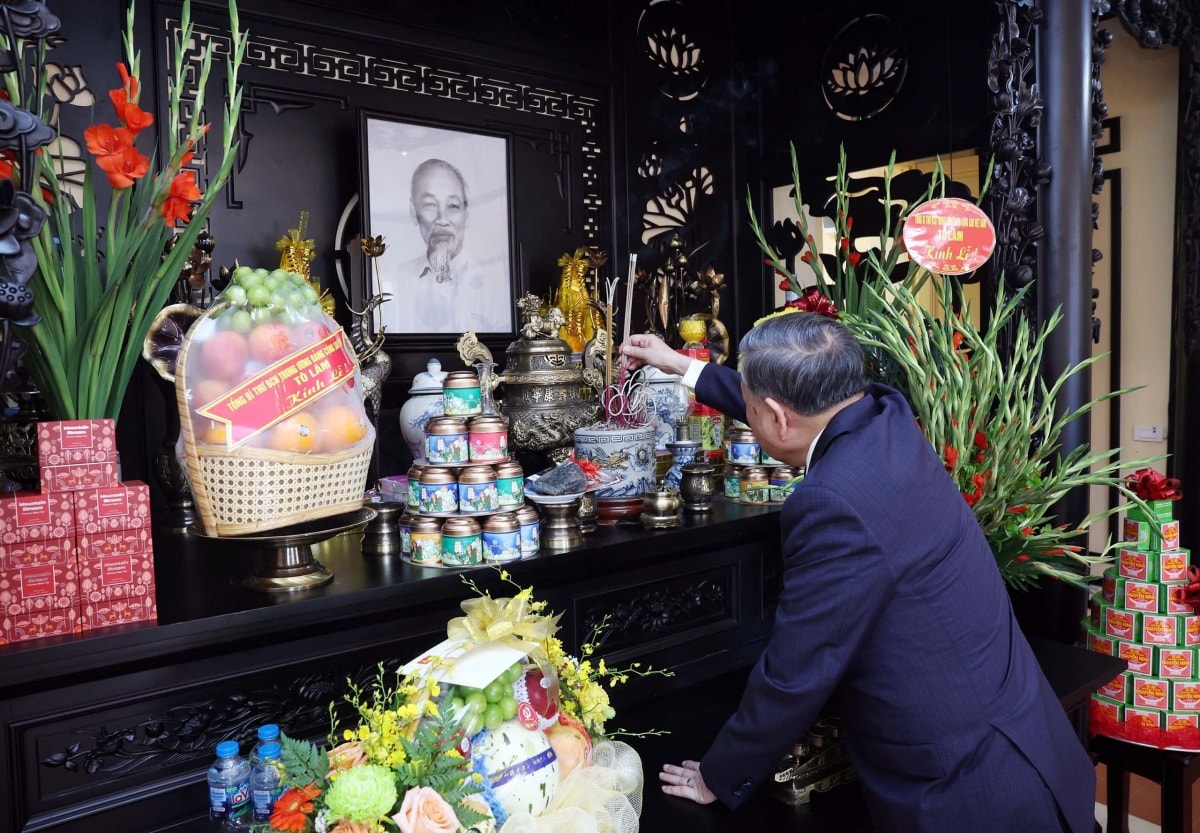 tổng bí thư dâng hương tưởng niệm chủ tịch hồ chí minh tại nhà số 48 hàng ngang hình ảnh 1 tong bi thu dang huong tuong niem chu tich ho chi minh tai nha so 48 hang ngang hinh anh 1
