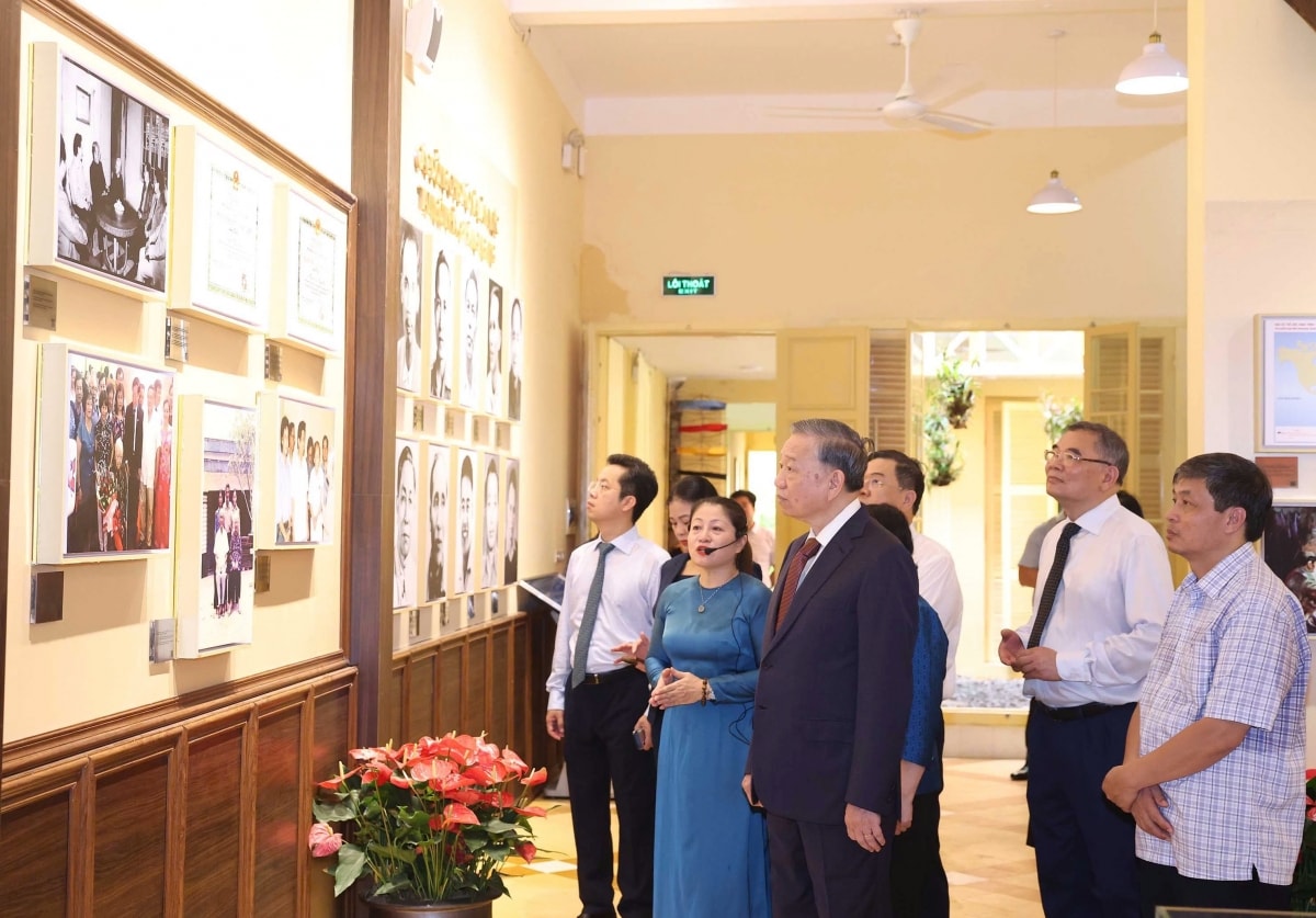 tổng bí thư dâng hương tưởng niệm chủ tịch hồ chí minh tại nhà số 48 hàng ngang hình ảnh 4 tong bi thu dang huong tuong niem chu tich ho chi minh tai nha so 48 hang ngang hinh anh 4