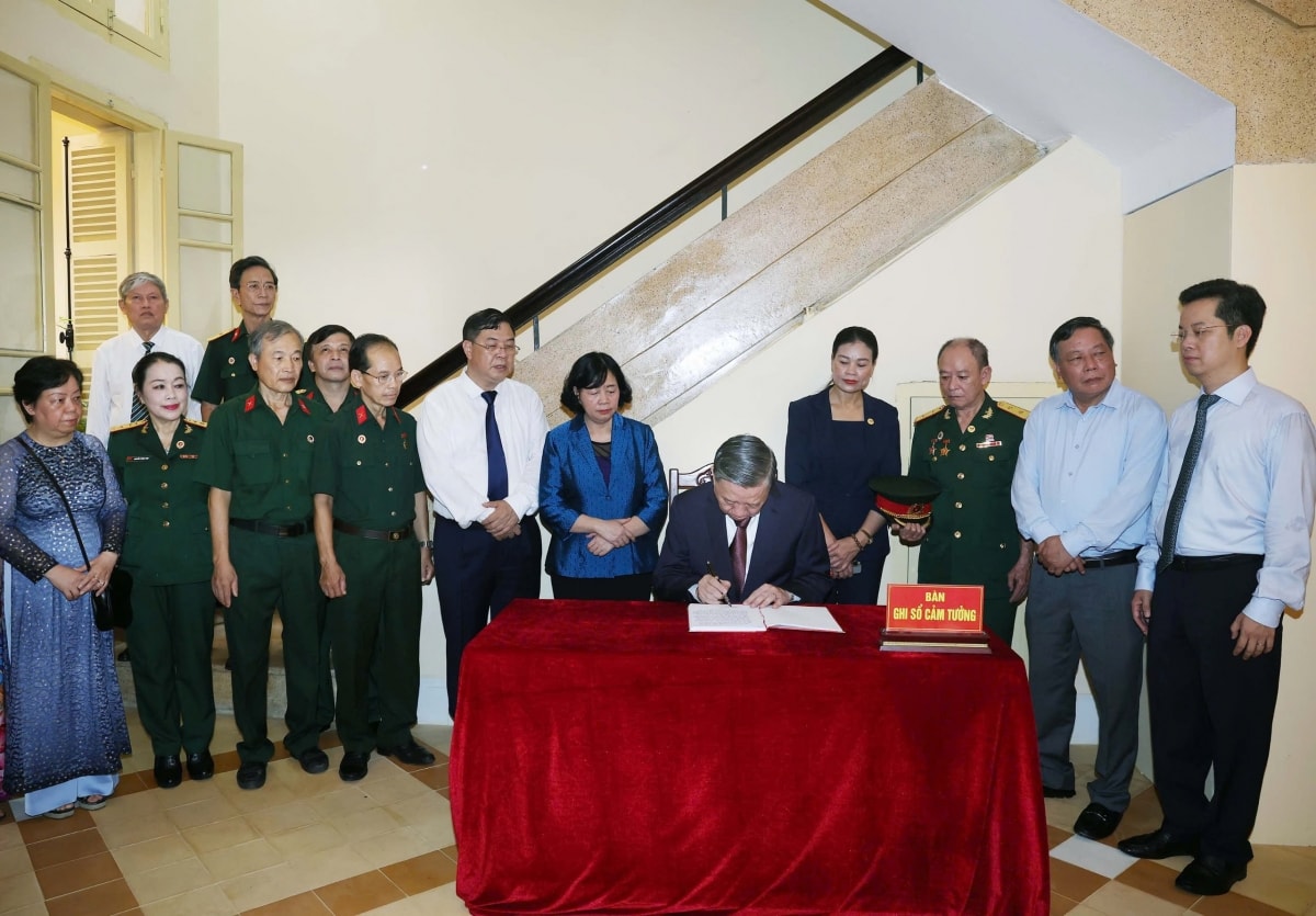 tổng bí thư dâng hương tưởng niệm chủ tịch hồ chí minh tại nhà số 48 hàng ngang hình ảnh 3 tong bi thu dang huong tuong niem chu tich ho chi minh tai nha so 48 hang ngang hinh anh 3