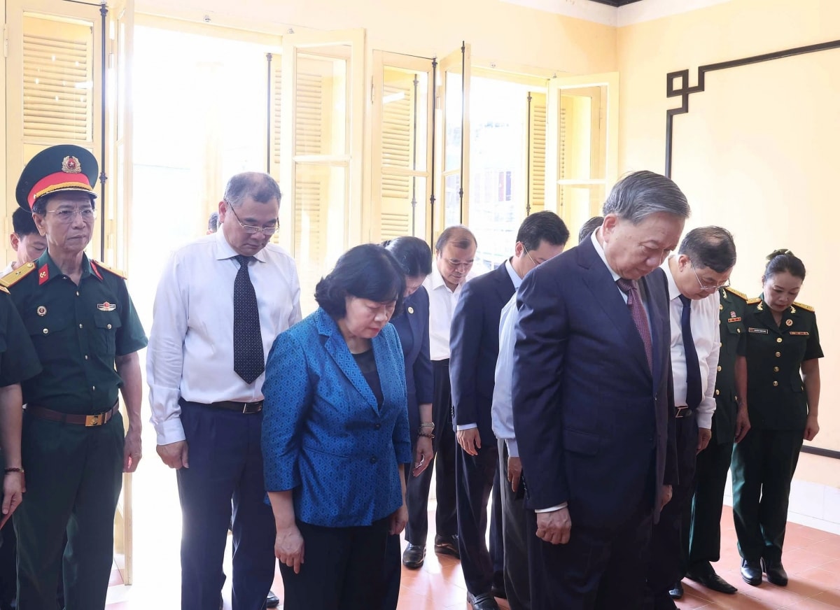 tổng bí thư dâng hương tưởng niệm chủ tịch hồ chí minh tại nhà số 48 hàng ngang hình ảnh 2 tong bi thu dang huong tuong niem chu tich ho chi minh tai nha so 48 hang ngang hinh anh 2