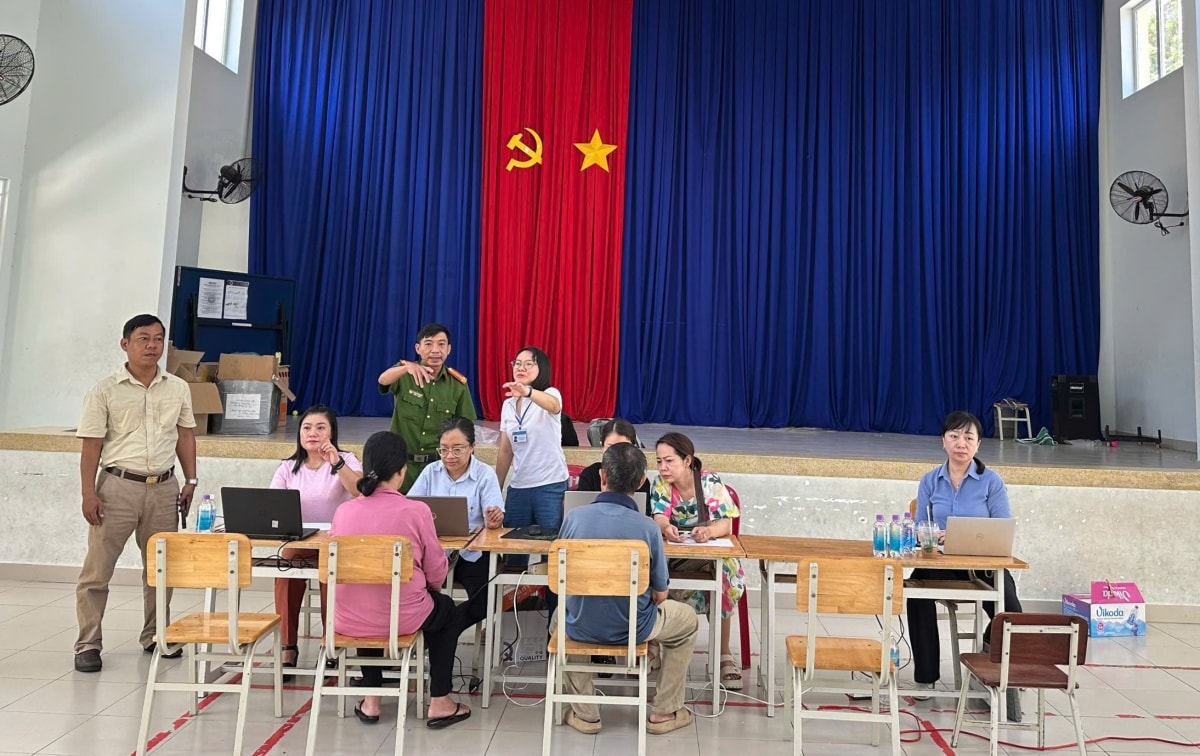 người dân lâm Đồng, khánh hòa nhận 100.000 đồng tiền trao tặng từ chính phủ hình ảnh 3 nguoi dan lam Dong, khanh hoa nhan 100.000 dong tien trao tang tu chinh phu hinh anh 3