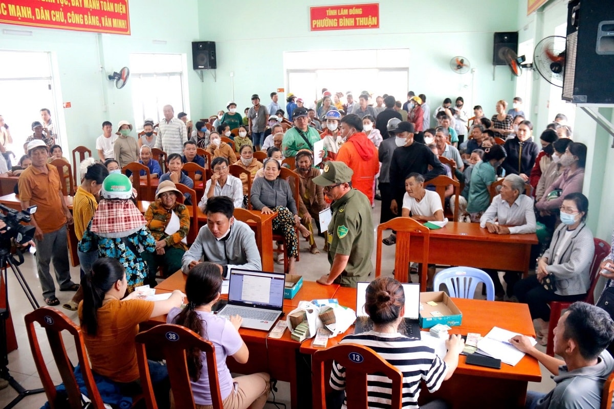 người dân lâm Đồng, khánh hòa nhận 100.000 đồng tiền trao tặng từ chính phủ hình ảnh 1 nguoi dan lam Dong, khanh hoa nhan 100.000 dong tien trao tang tu chinh phu hinh anh 1