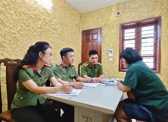 bắt người phụ nữ lừa đảo bán vé xem diễu binh sự kiện a80 hình ảnh 1 bat nguoi phu nu lua dao ban ve xem dieu binh su kien a80 hinh anh 1