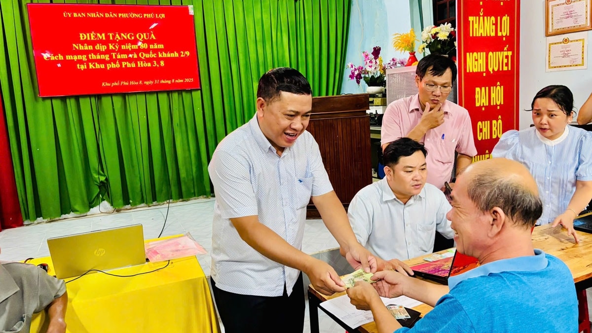 người dân tp.hcm phấn khởi nhận quà mừng lễ 2 9 hình ảnh 2 nguoi dan tp.hcm phan khoi nhan qua mung le 2 9 hinh anh 2