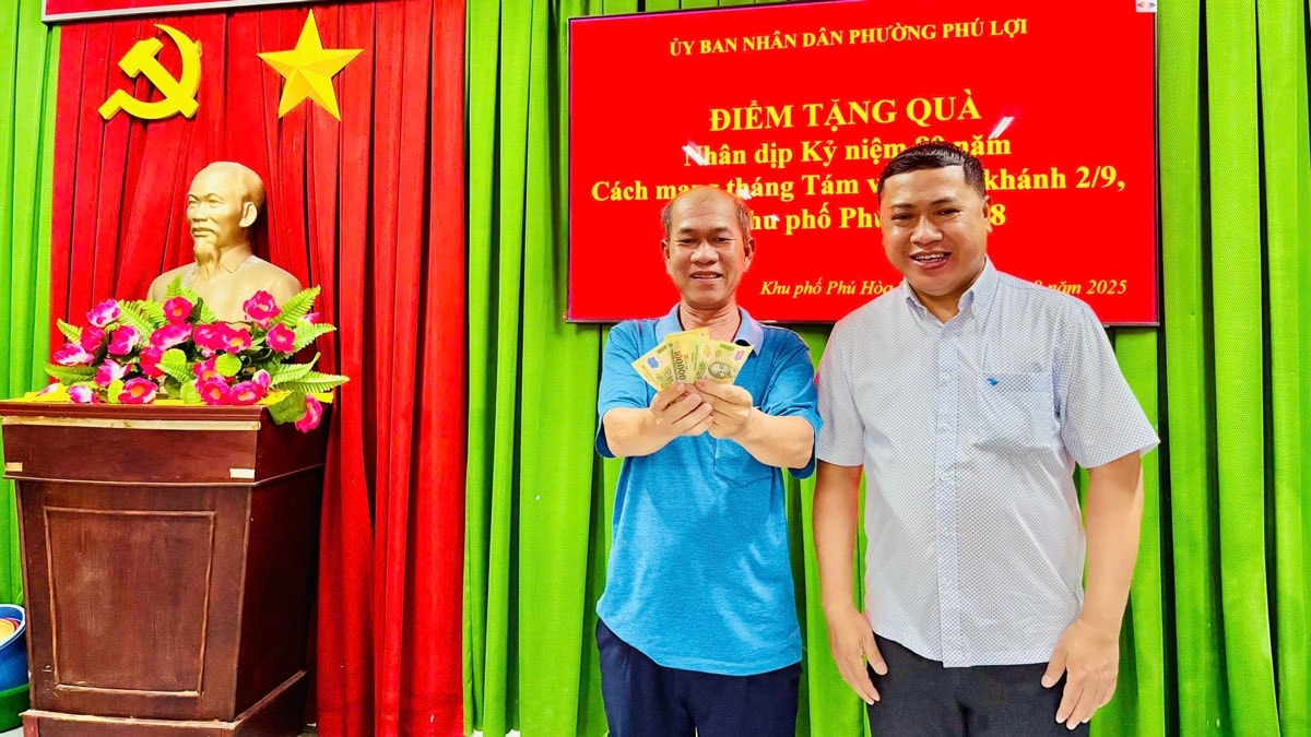 người dân tp.hcm phấn khởi nhận quà mừng lễ 2 9 hình ảnh 3 nguoi dan tp.hcm phan khoi nhan qua mung le 2 9 hinh anh 3