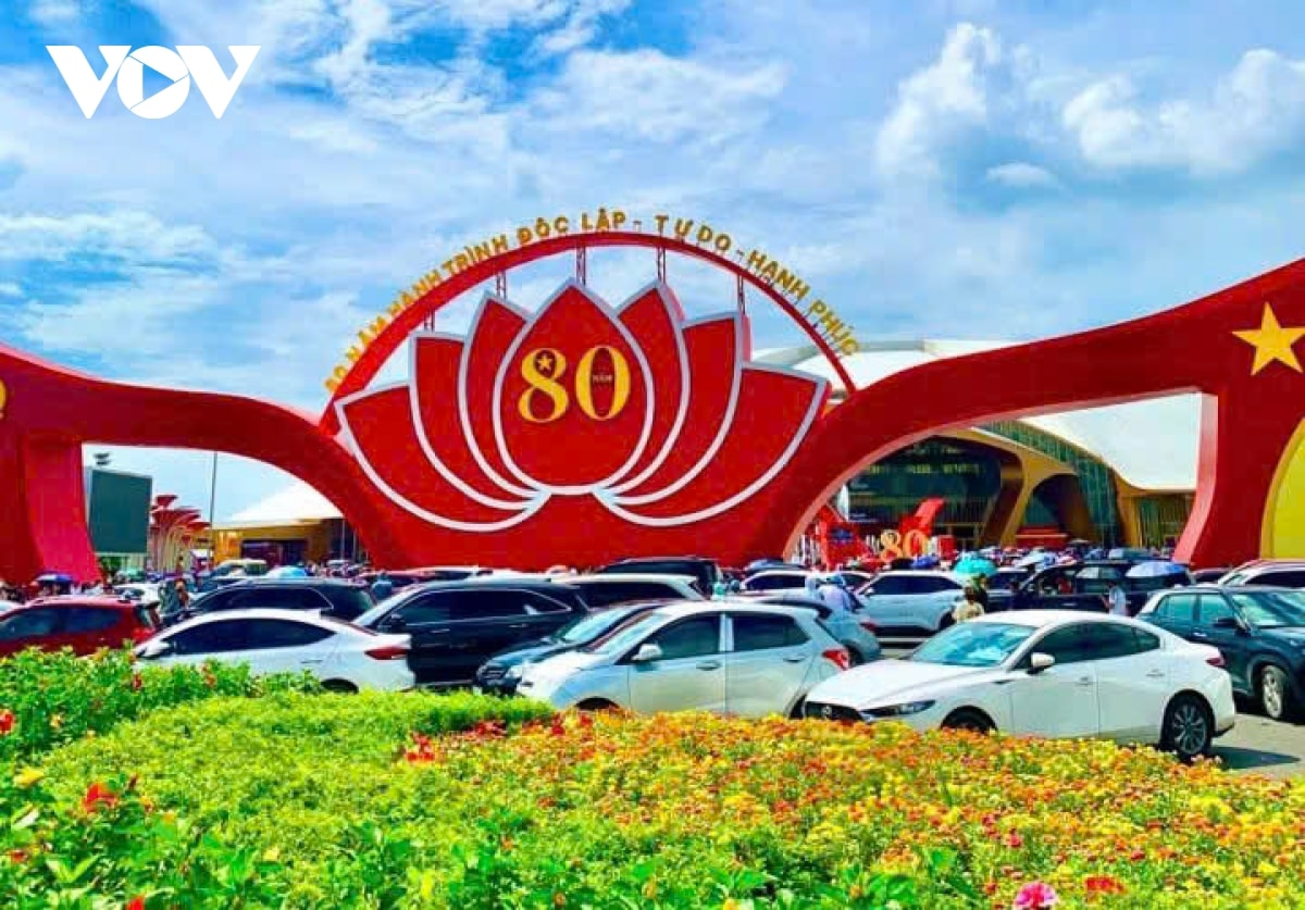 Un tac keo dai duong vao trung tam hoi cho trien lam quoc gia o Dong anh hinh anh 3
