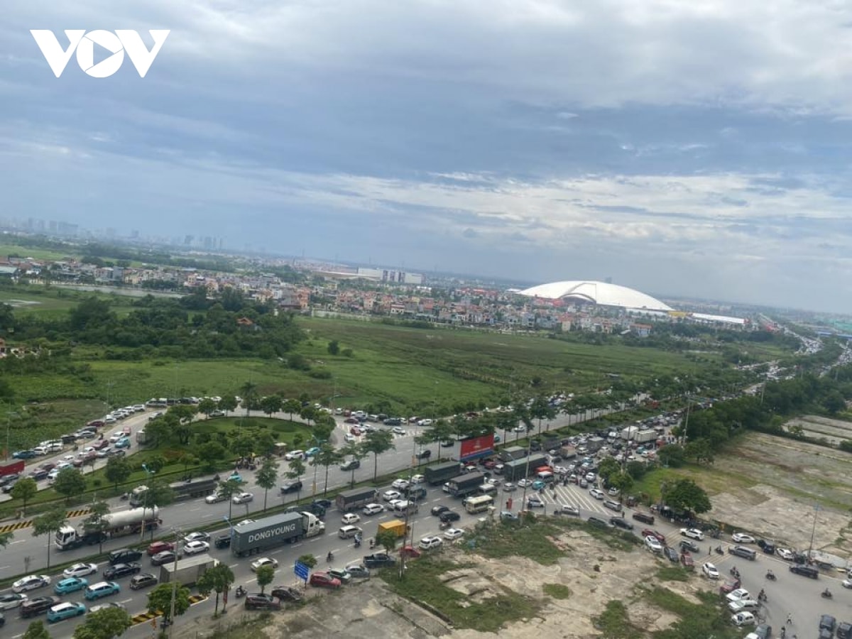 Ùn tắc kéo dài đường vào trung tâm hội chợ triển lãm quốc gia ở Đông anh hình ảnh 1 Un tac keo dai duong vao trung tam hoi cho trien lam quoc gia o Dong anh hinh anh 1