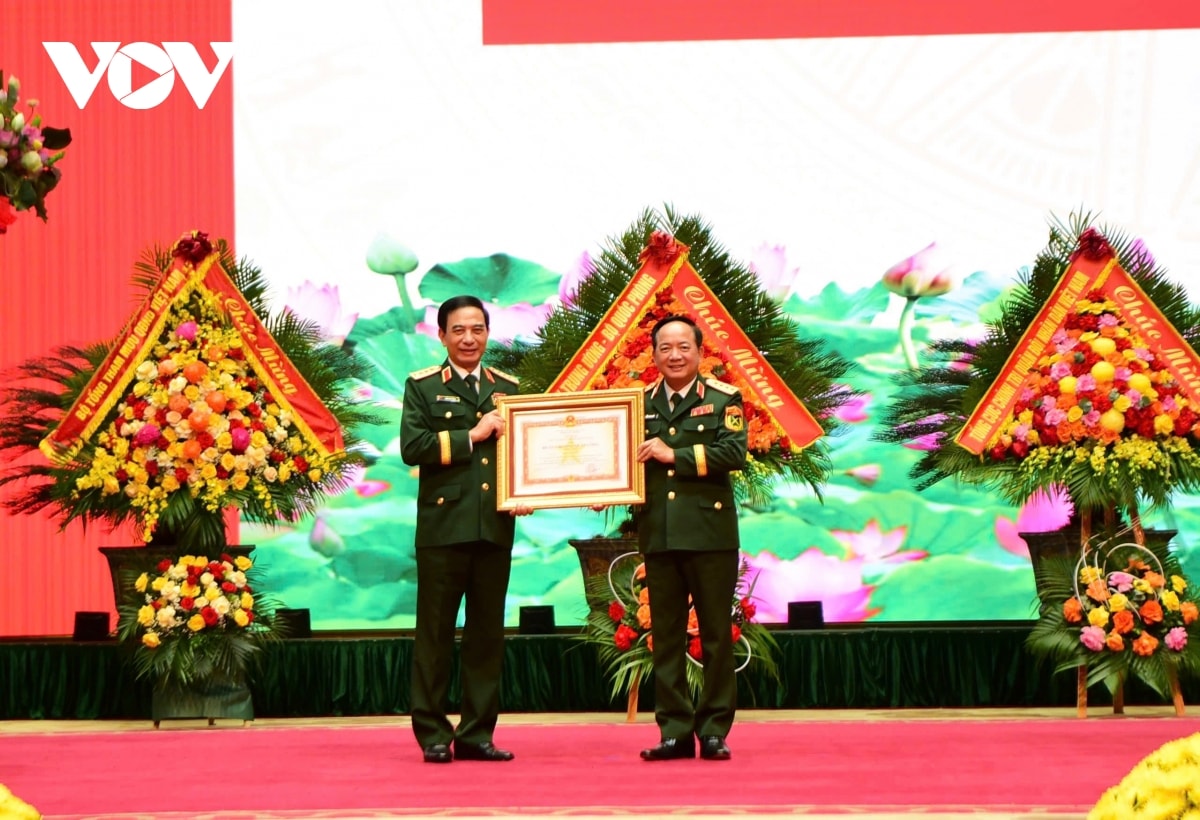 trao huân chương quân công cho Đại tướng phan văn giang và lãnh đạo bộ quốc phòng hình ảnh 2 trao huan chuong quan cong cho Dai tuong phan van giang va lanh dao bo quoc phong hinh anh 2