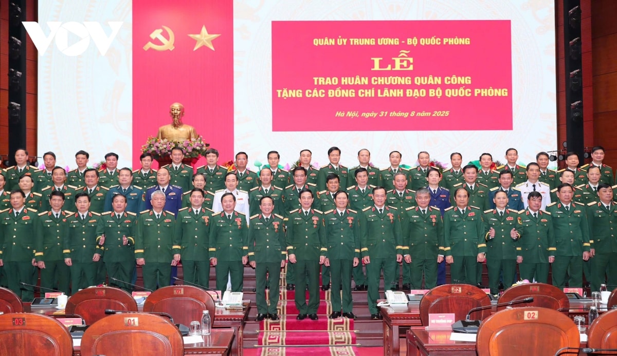 trao huân chương quân công cho Đại tướng phan văn giang và lãnh đạo bộ quốc phòng hình ảnh 5 trao huan chuong quan cong cho Dai tuong phan van giang va lanh dao bo quoc phong hinh anh 5