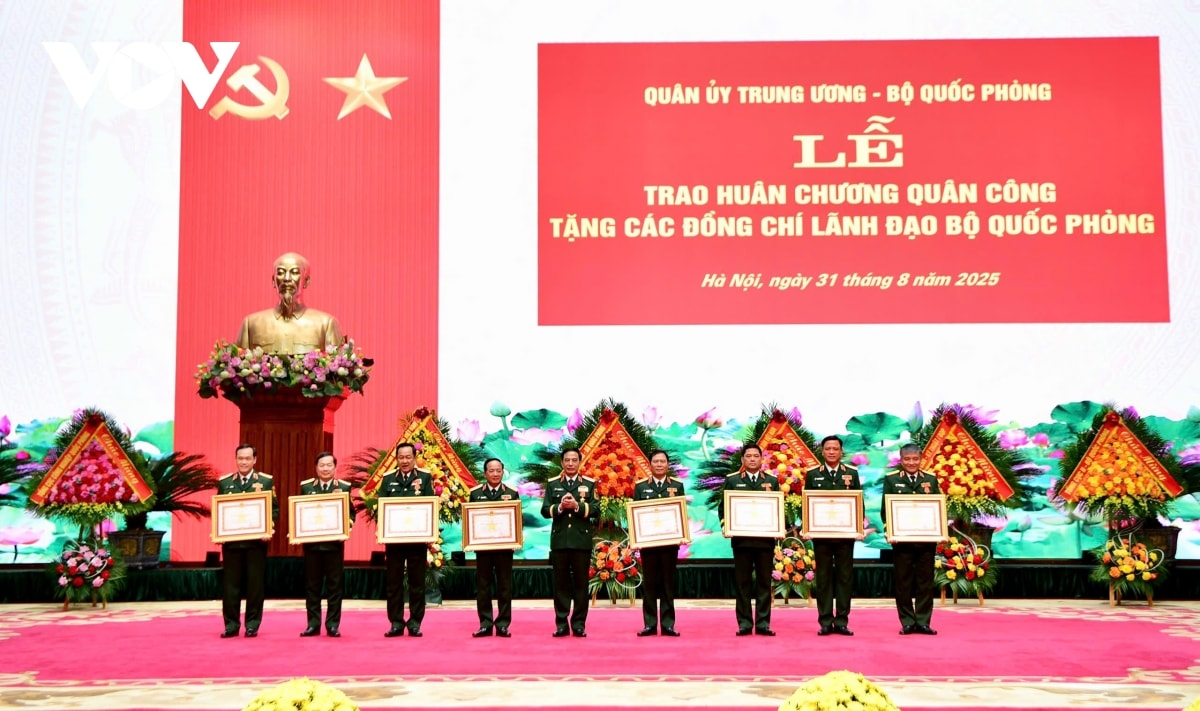 trao huân chương quân công cho Đại tướng phan văn giang và lãnh đạo bộ quốc phòng hình ảnh 3 trao huan chuong quan cong cho Dai tuong phan van giang va lanh dao bo quoc phong hinh anh 3