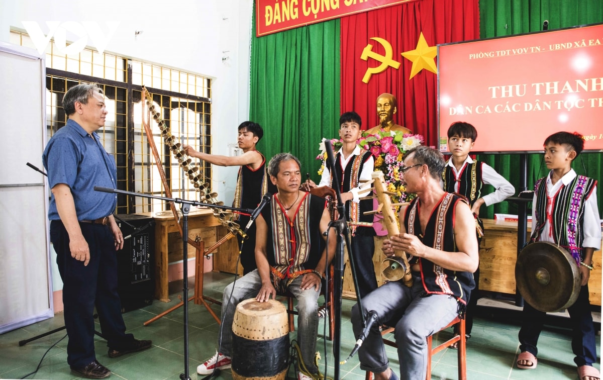 tiếng nói việt nam nhịp cầu nối kết văn hóa các buôn làng hình ảnh 2 tieng noi viet nam nhip cau noi ket van hoa cac buon lang hinh anh 2