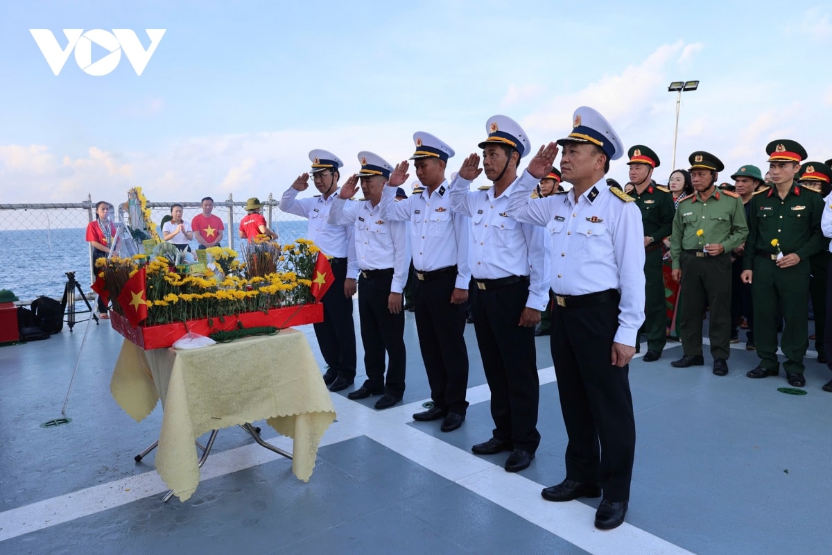 Điểm tựa trường sa - nơi sóng gọi, trái tim trả lời hình ảnh 3 Diem tua truong sa - noi song goi, trai tim tra loi hinh anh 3