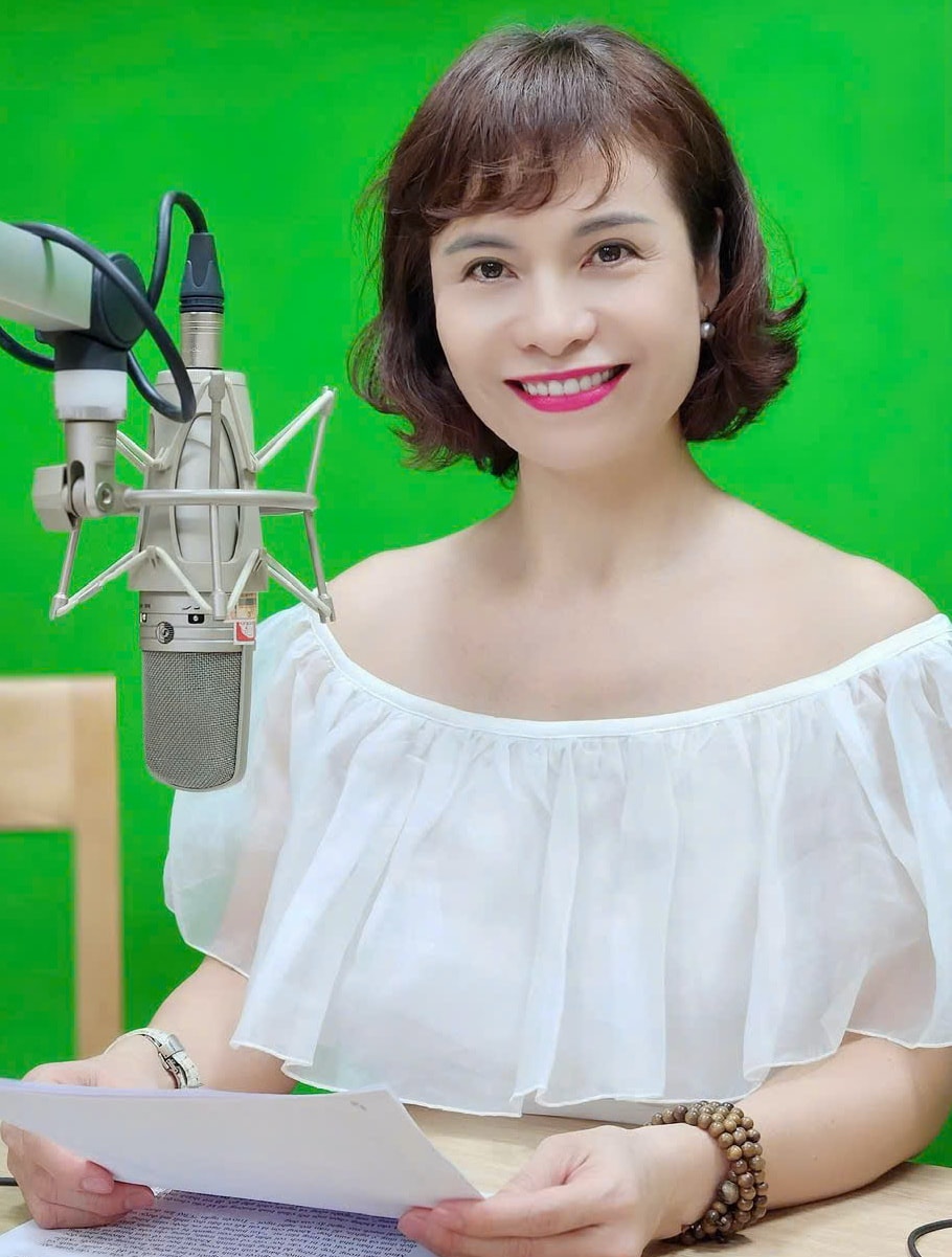 Phát thanh viên Hồng Huệ là giọng đọc nổi tiếng của Đài Tiếng nói Việt Nam qua các chương trình thời sự chính luận và