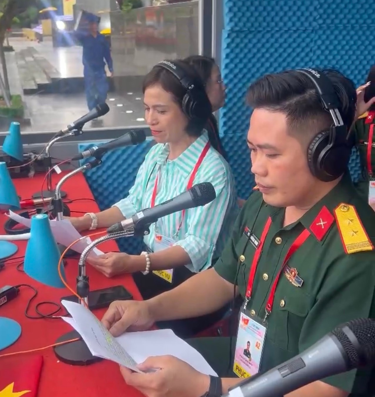 Phát thanh viên Hồng Huệ của VOV là một trong những giọng đọc chính của Tổ thuyết minh lễ diễu binh, diễu hành A80.
