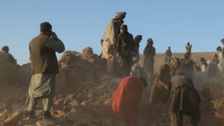 Người dân Afghanistan tìm kiếm cứu nạn bên đống đổ nát sau trận động đất vào năm 2023. (Ảnh: Reuters)