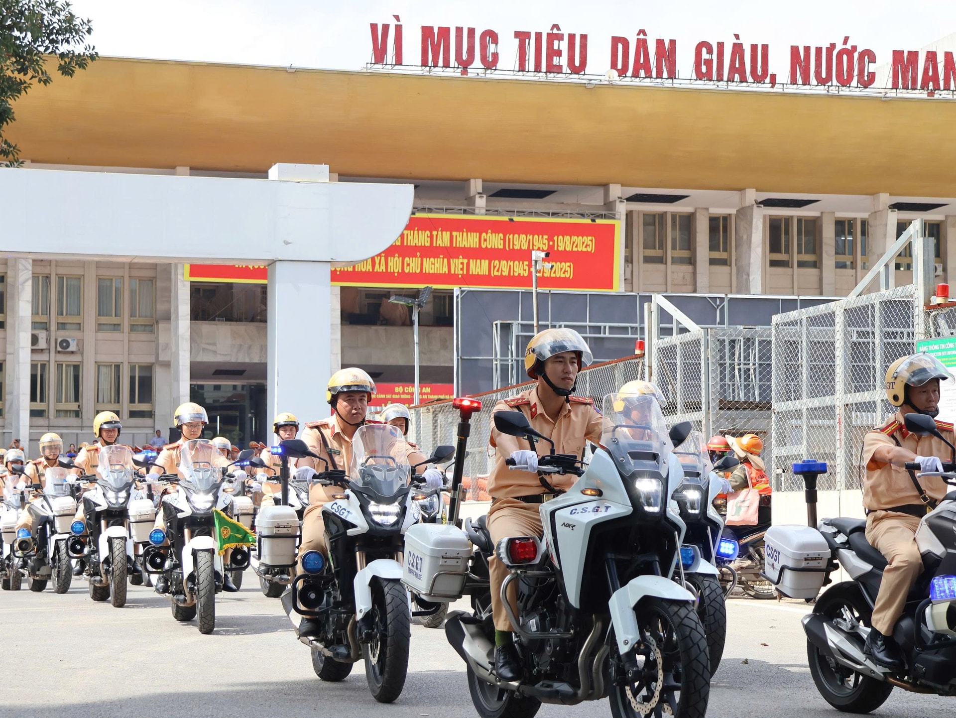 Công an Hà Nội phân luồng đảm bảo giao thông phục vụ Chương trình nghệ thuật “80 năm Hành trình Độc lập - Tự do - Hạnh phúc”.