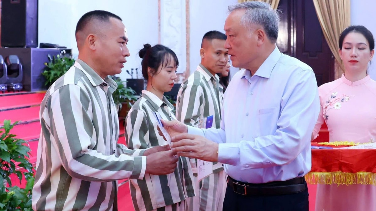 phó thủ tướng nguyễn hòa bình Đặc xá mới chỉ là sự khởi đầu trên con đường mới hình ảnh 1 pho thu tuong nguyen hoa binh Dac xa moi chi la su khoi dau tren con duong moi hinh anh 1