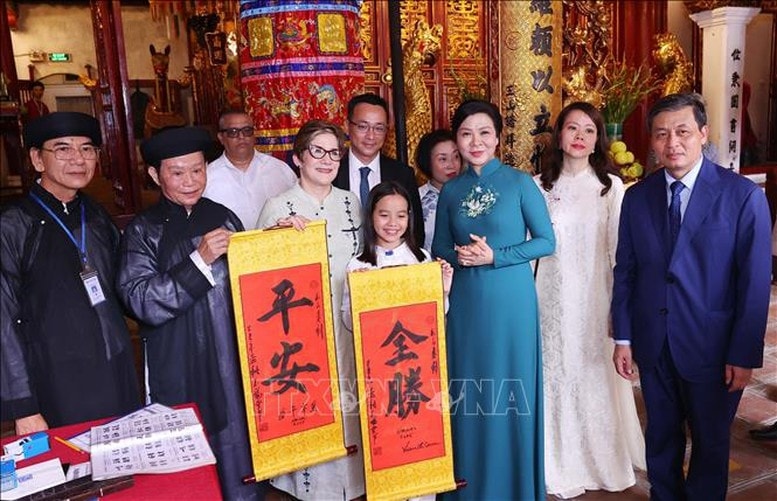 phu nhân ngô phương ly và phu nhân lis cuesta peraza tham quan đền ngọc sơn hình ảnh 3 phu nhan ngo phuong ly va phu nhan lis cuesta peraza tham quan den ngoc son hinh anh 3