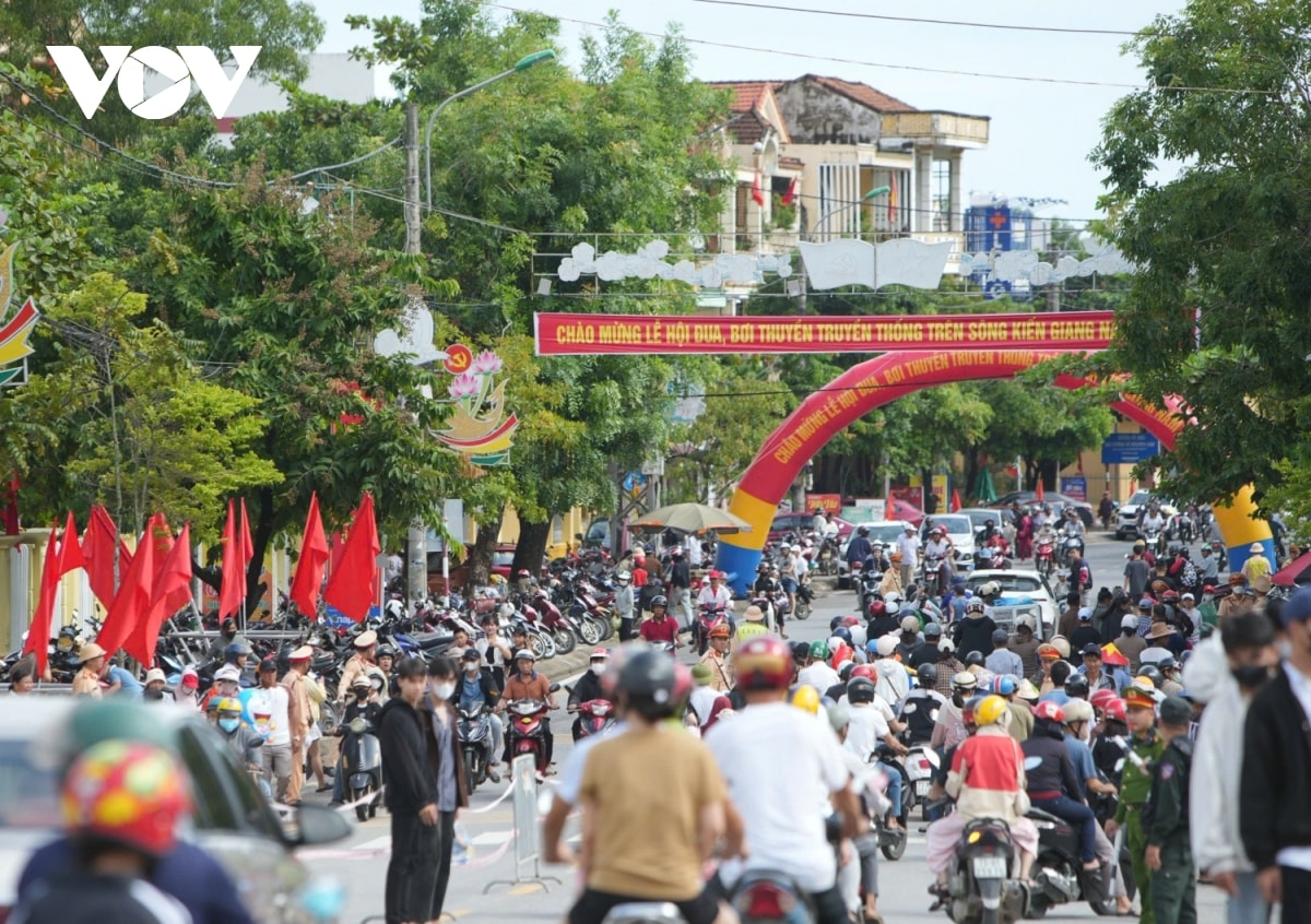 Đua thuyền trên quê hương Đại tướng võ nguyên giáp mừng 80 năm quốc khánh 2 9 hình ảnh 1 Dua thuyen tren que huong Dai tuong vo nguyen giap mung 80 nam quoc khanh 2 9 hinh anh 1