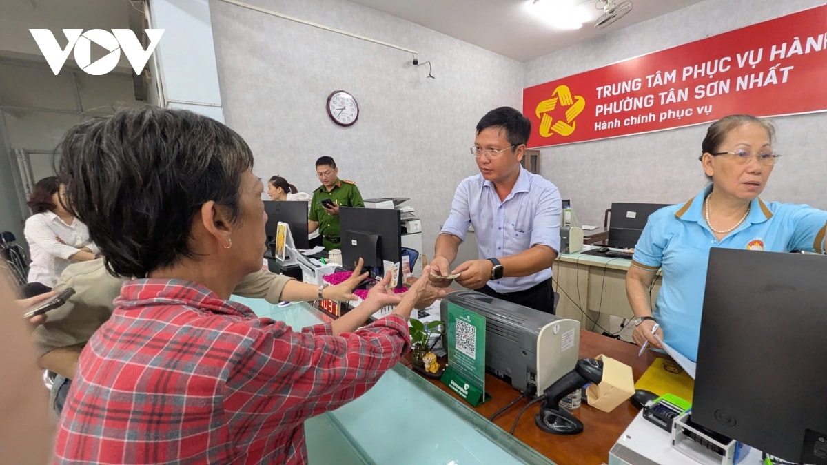 người dân Đông nam bộ phấn khởi nhận quà dịp quốc khánh hình ảnh 2 nguoi dan Dong nam bo phan khoi nhan qua dip quoc khanh hinh anh 2